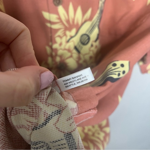 Tommy Bahama 100% Silk Hawaiian Shirt Ukulele Guitar Print Coral Floral Men’s - Picture 7 of 14